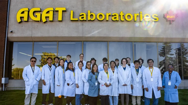 Les étudiants en technologie de laboratoire chimique du SAIT visitent les laboratoires AGAT à Calgary.