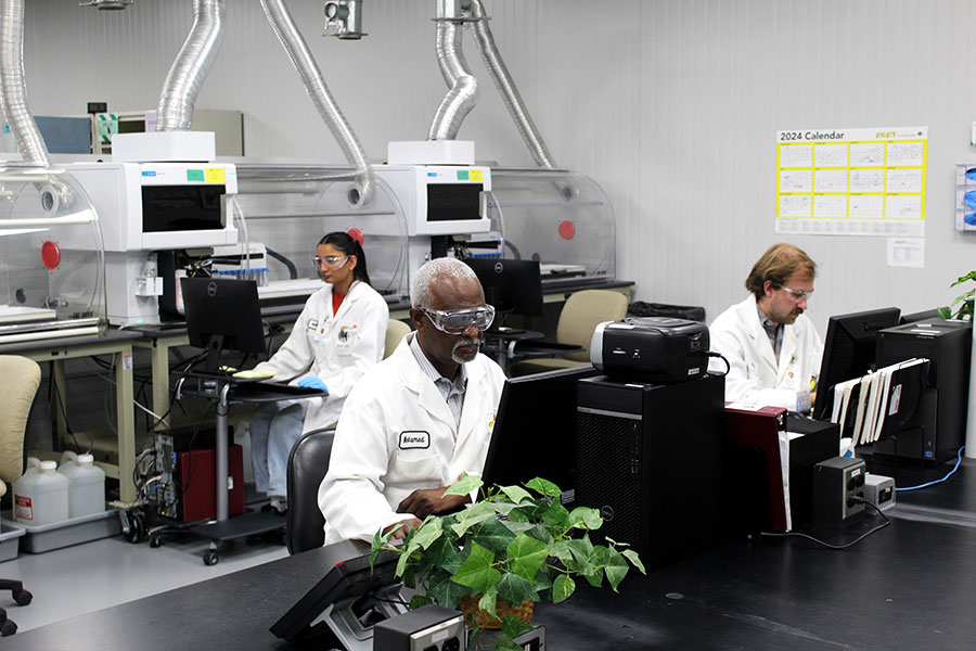 AGAT Labs - Employé travaillant sur ordinateur