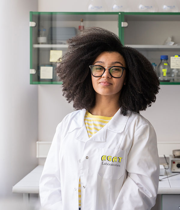 Puente peatonal al atardecer que representa el impacto en la comunidad y la conexión local en Arizona.