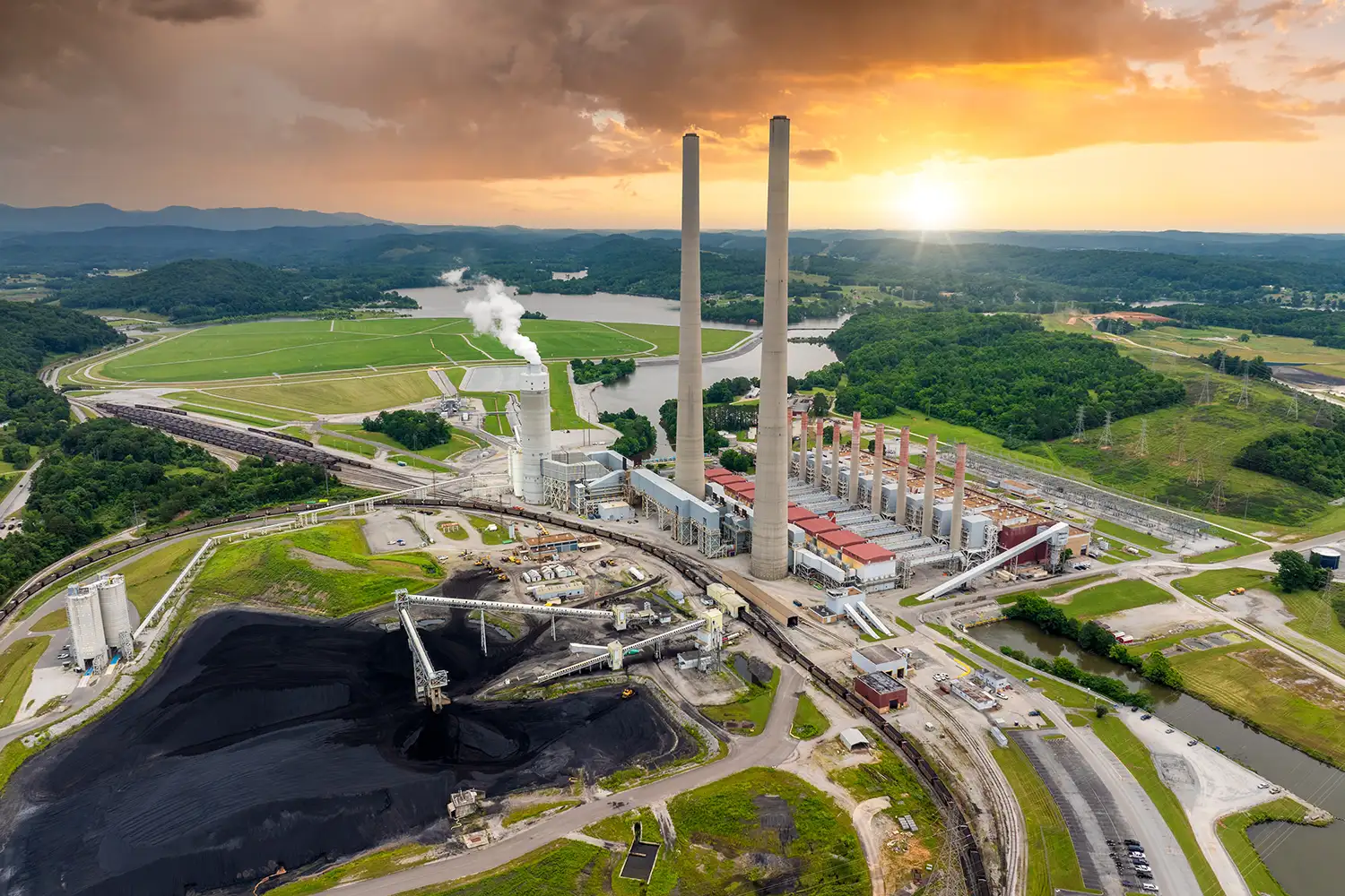 Instalación industrial de captura de carbono que representa la medición, el monitoreo y la verificación de emisiones.