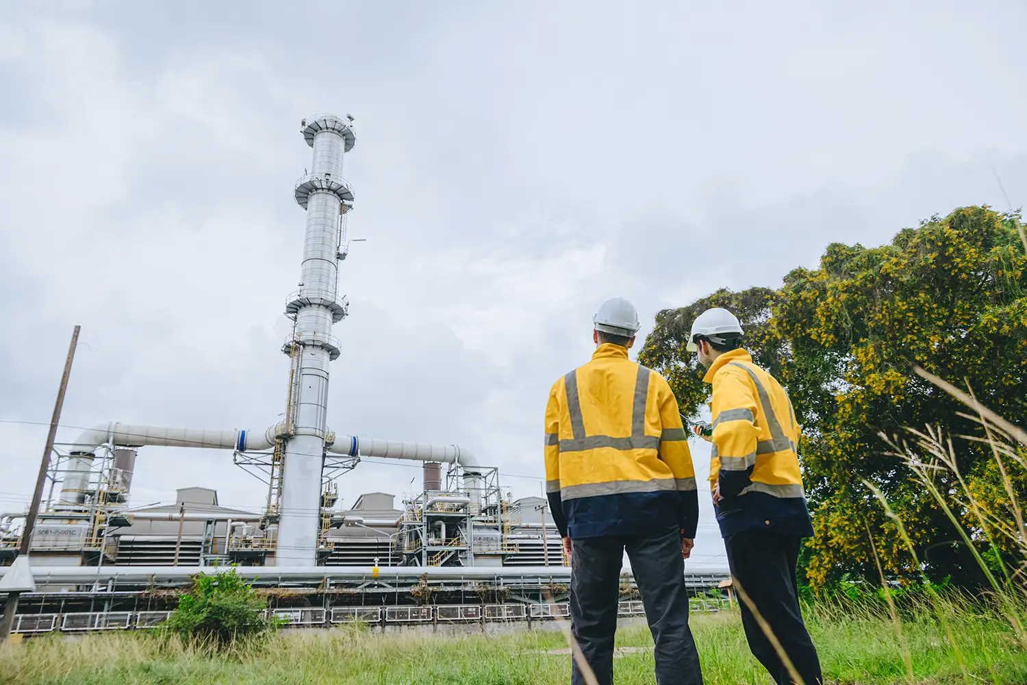 Ingenieros realizando una evaluación del emplazamiento de una instalación de captura de carbono en una planta industrial.