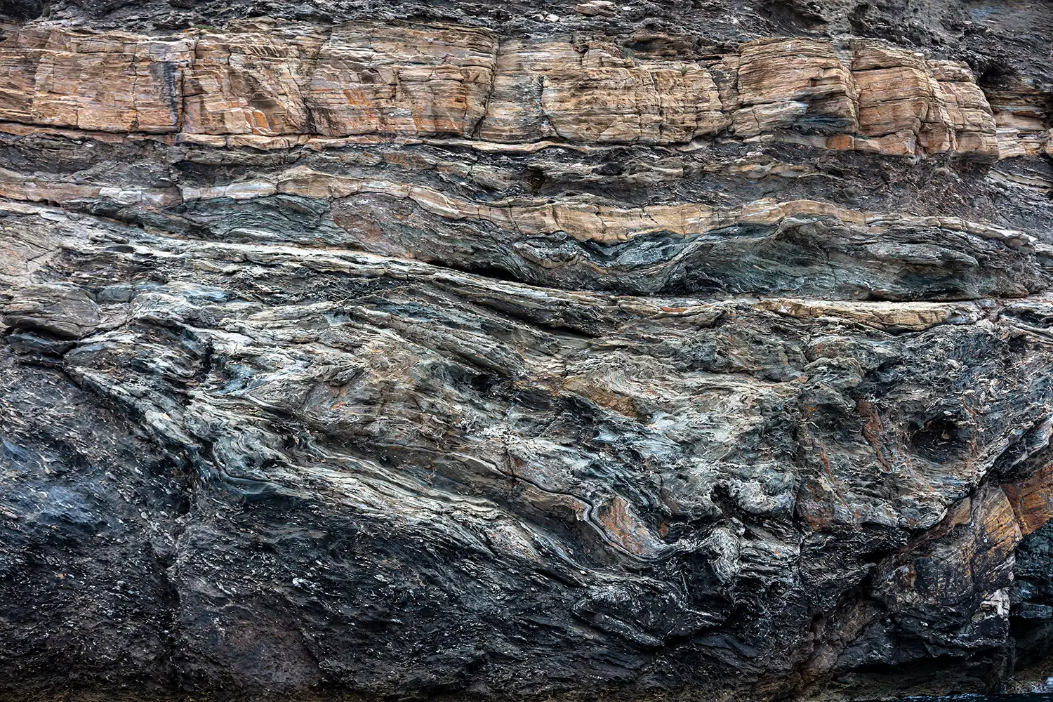 Formación geológica estratificada que representa la caracterización del subsuelo para el secuestro de carbono.