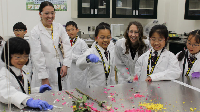 Des élèves de 3e année de la Webber Academy réalisent des expériences pratiques lors d'une excursion scientifique aux laboratoires AGAT de Calgary.