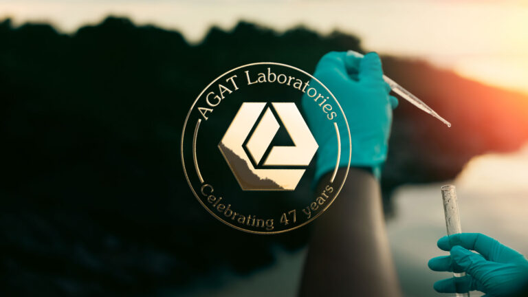 Gráfico del 47.º aniversario de Laboratorios AGAT con una pipeta, un tubo de ensayo y manos enguantadas al atardecer.