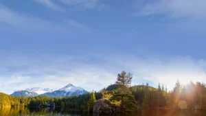 Paisaje montañoso con lago forestal que representa el lanzamiento de la plataforma digital mejorada de cadena de custodia electrónica de Laboratorios AGAT