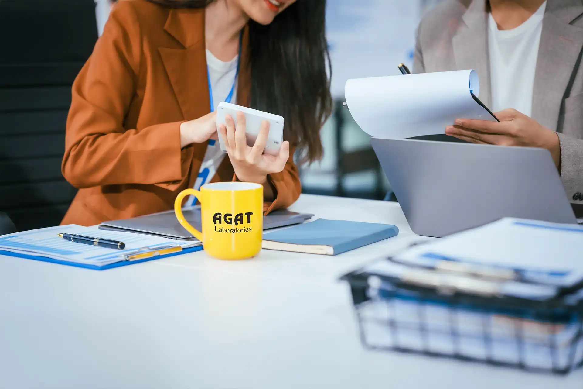 L'équipe d'AGAT Laboratories examine des documents lors d'une consultation avec un client, représentant des décennies d'expérience technique et de service de confiance.