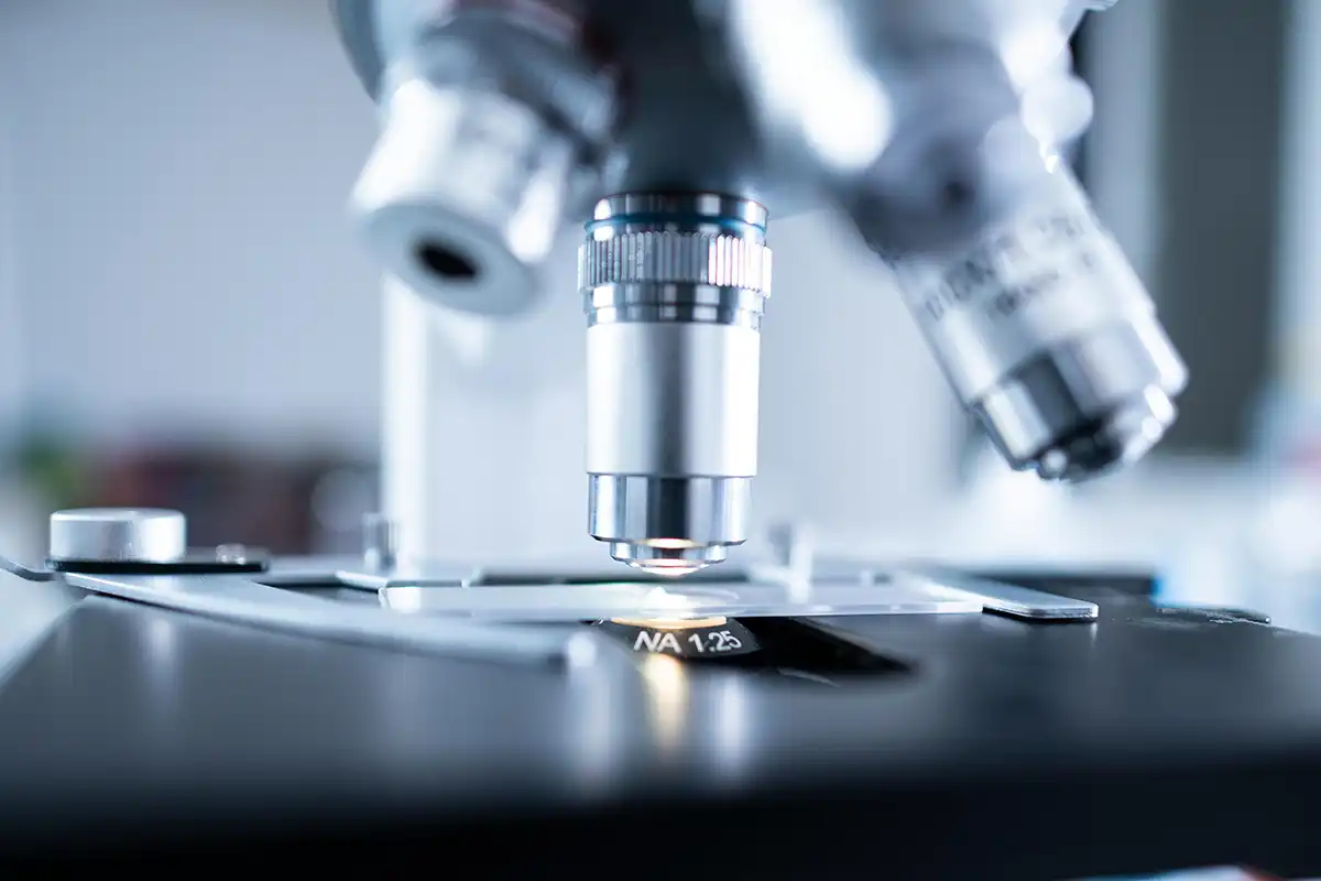 Gros plan d'un microscope de laboratoire en cours d'utilisation