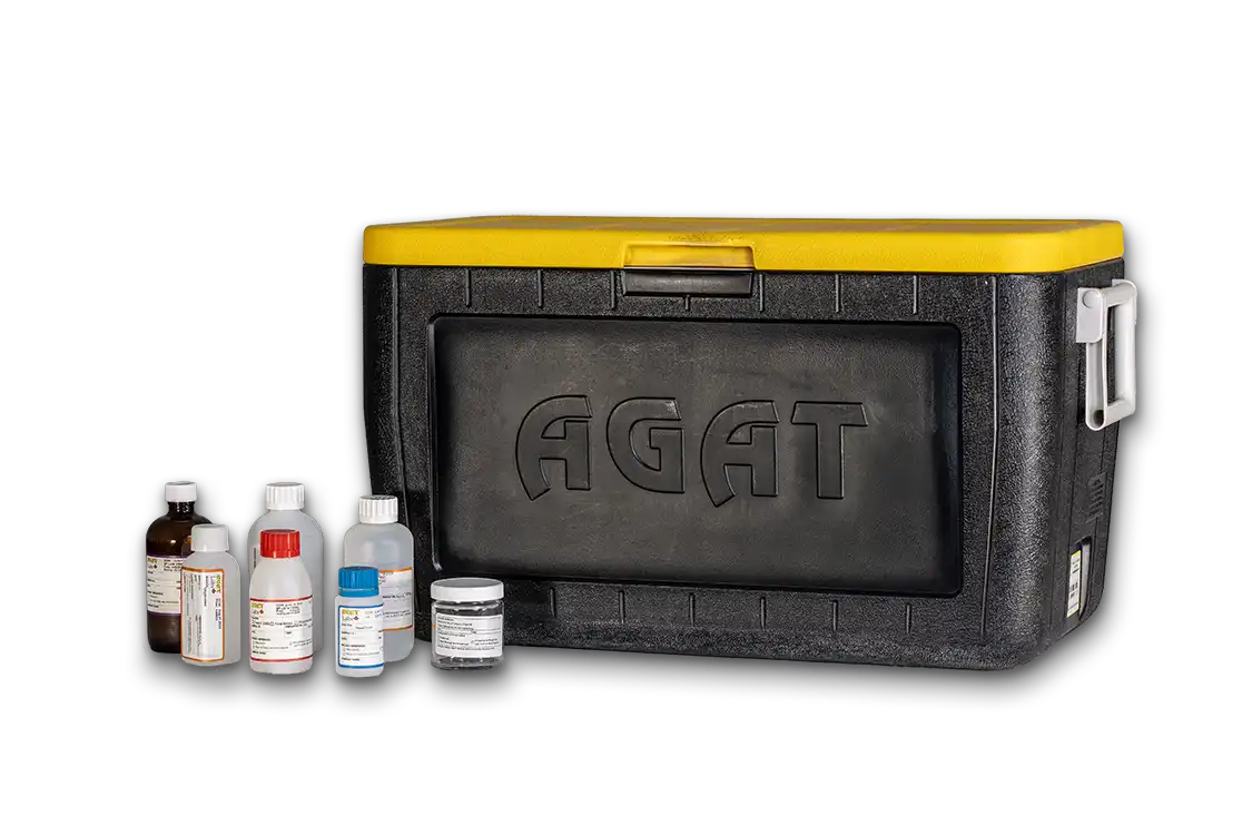 Glacière à échantillons des laboratoires AGAT avec bouteilles étiquetées pour le dépôt en laboratoire