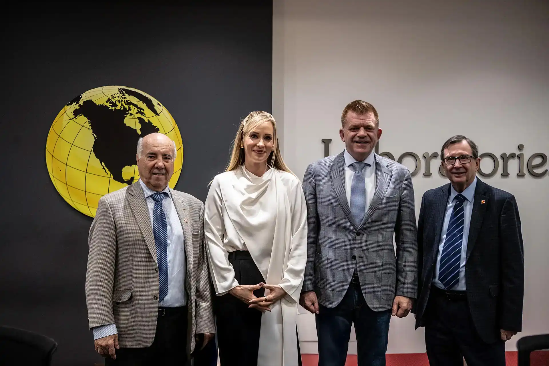 Brian Jean, ministre de l'énergie et des minéraux de l'Alberta, visite les laboratoires AGAT à Calgary en compagnie de membres de l'équipe de direction.