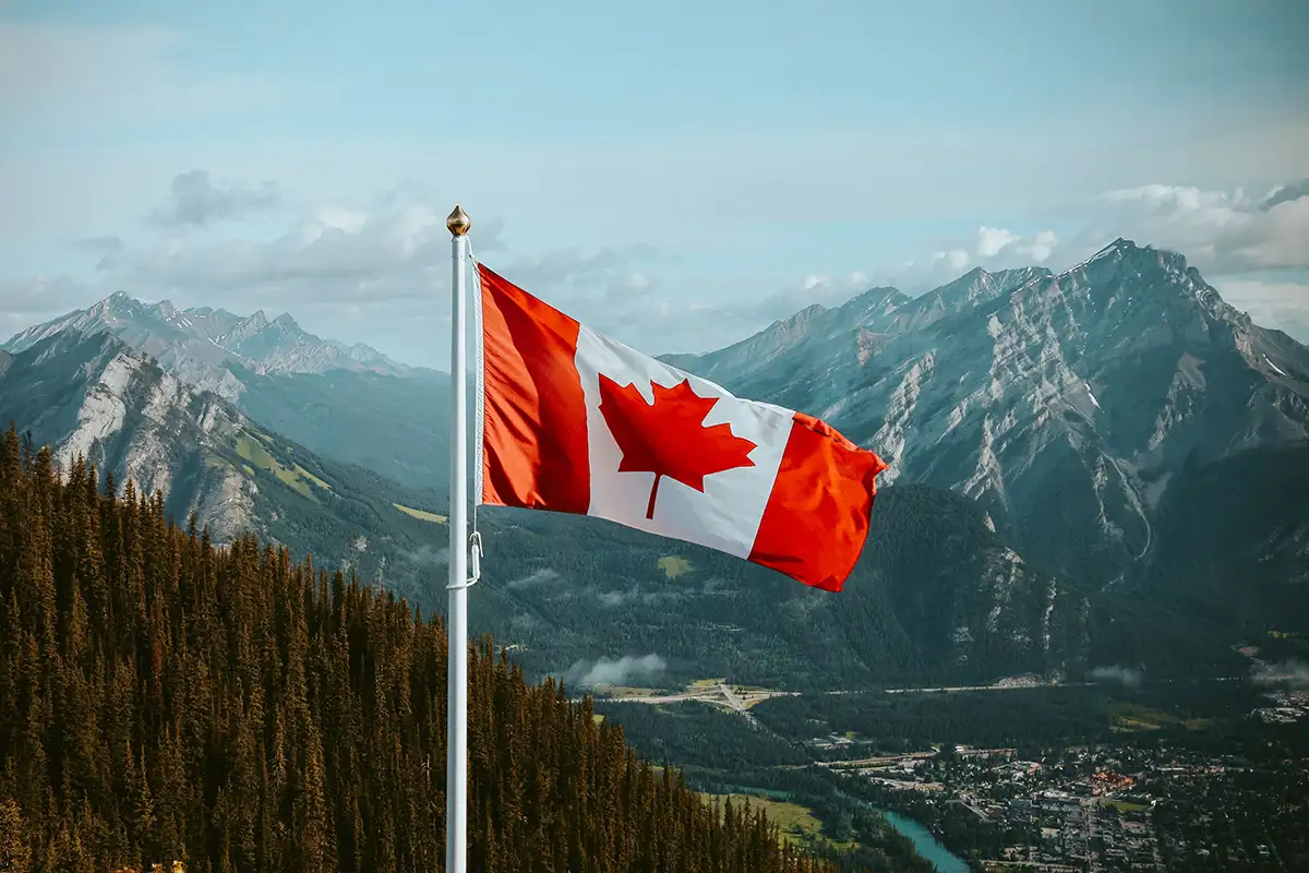 Puente peatonal al atardecer que representa el impacto en la comunidad y la conexión local en Arizona.