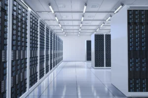 Racks de servidor dentro de una instalación de centro de datos moderno