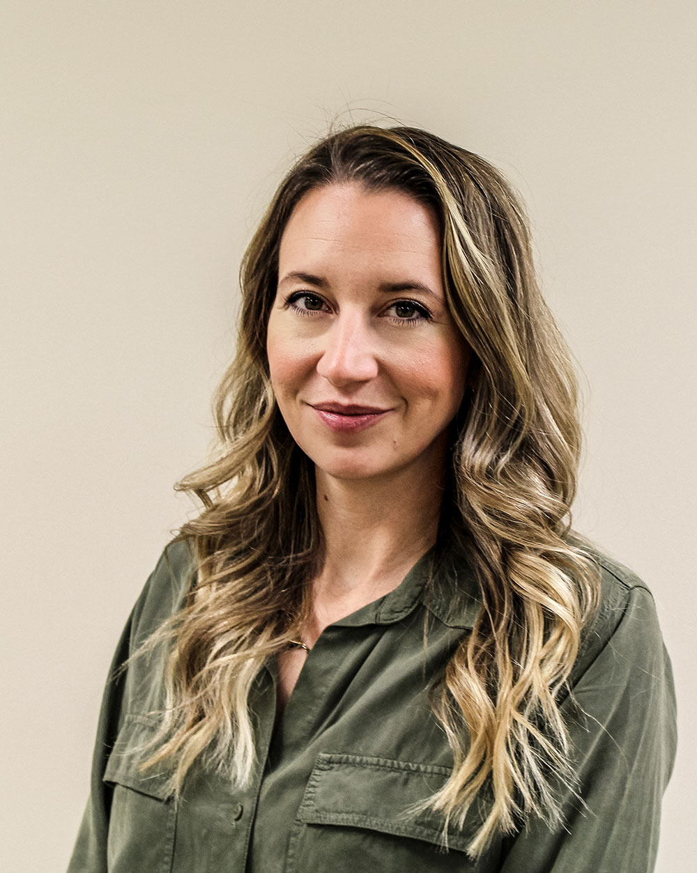 Portrait de Gita Pokhrel, chef de laboratoire - Services d'essais pétroliers chez AGAT Laboratories.