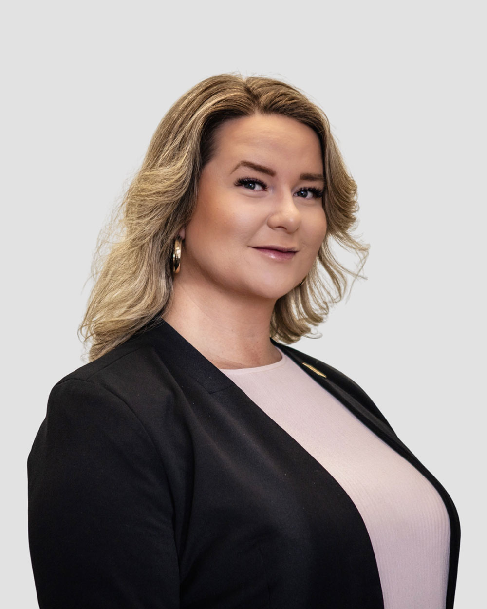 Portrait de Gita Pokhrel, chef de laboratoire - Services d'essais pétroliers chez AGAT Laboratories.