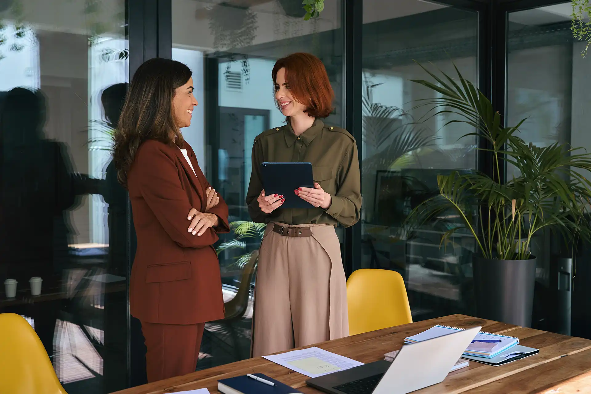 Analyste examinant des visualisations de données et des graphiques sur un ordinateur portable afin d'interpréter les résultats de l'échantillonnage