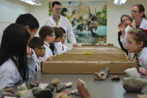 Des élèves de 3e année de la Webber Academy examinent des échantillons de roches et de minéraux lors d'une visite des laboratoires AGAT à Calgary.